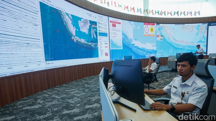 Petugas Badan Meteorologi, Klimatologi, dan Geofisika (BMKG) memantau monitor di Gedung Peringatan Dini Multi Bahaya BMKG di Jakarta, Senin (21/7/2025).