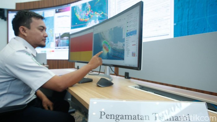 Petugas Badan Meteorologi, Klimatologi, dan Geofisika (BMKG) memantau monitor di Gedung Peringatan Dini Multi Bahaya BMKG di Jakarta, Senin (21/7/2025).