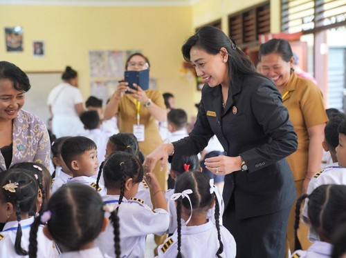 Bunda PAUD Kabupaten Gianyar Ny. Surya Adnyani Mahayastra meninjau pelaksanaan Masa Pengenalan Lingkungan Sekolah (MPLS) di TK-SD Satu Atap Negeri 3 Tulikup.