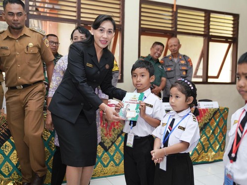 Bunda PAUD Kabupaten Gianyar Ny. Surya Adnyani Mahayastra meninjau pelaksanaan Masa Pengenalan Lingkungan Sekolah (MPLS) di TK-SD Satu Atap Negeri 3 Tulikup.