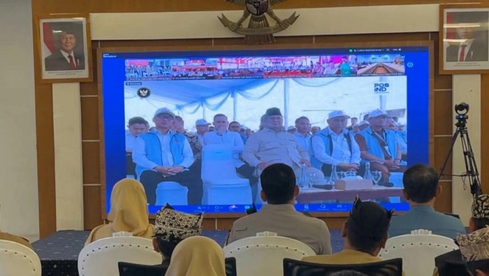 Bupati Banyuwangi Ipuk Fiestiandani saat mengikuti peluncuran Koperasi Merah Putih se-Indonesia.