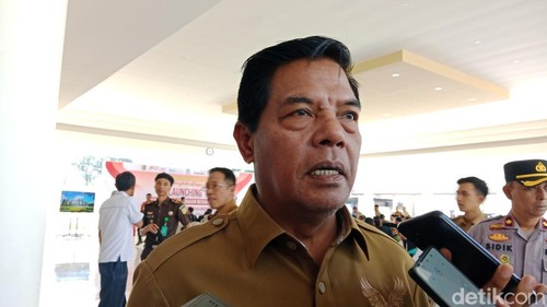 Bupati Haerul Warisin ketika diwawancara awak media di Pendopo Bupati seusai mengikuti launcing KMP di Pendopo, Senin (21/7/2025).