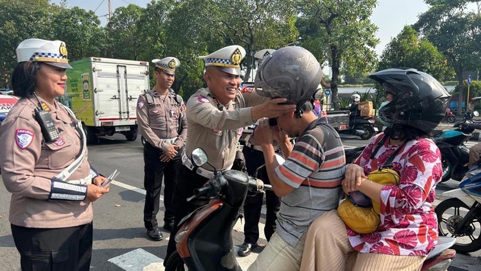 Cara polisi di Surabaya dalam Operasi Patuh Semeru 2025.