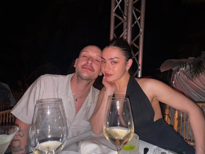 Charli XCX menikah pakai gaun mini Vivienne Westwood.