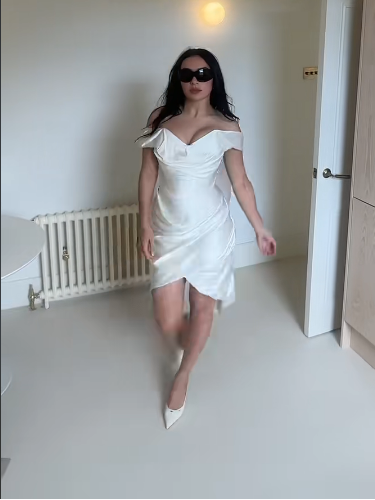 Charli XCX menikah pakai gaun mini Vivienne Westwood.