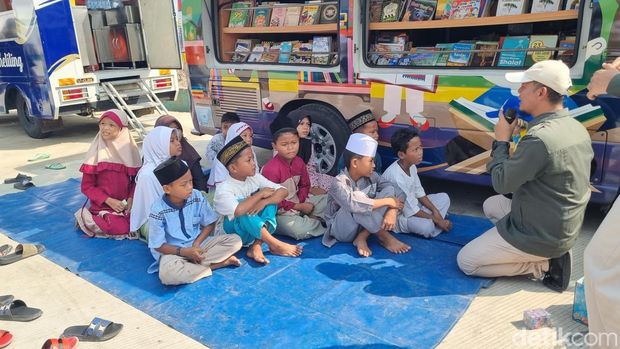 CT Arsa Foundation bersama Koarmada RI menggelar bakti sosial (baksos) di Kampung Nelayan, Muara Angke, Jakarta Utara (Jakut). (Taufiq S/detikcom)