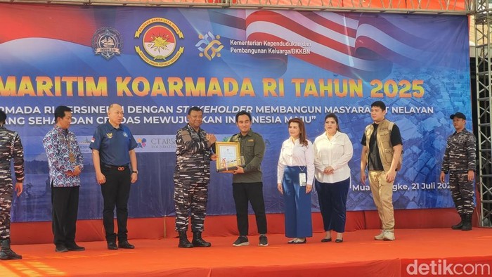 CT Arsa Foundation bersama Koarmada RI menggelar bakti sosial (baksos) di Kampung Nelayan, Muara Angke, Jakarta Utara (Jakut). (Taufiq S/detikcom)