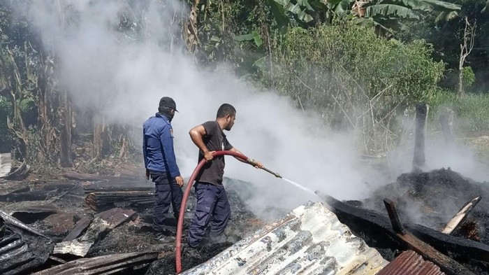 Damkar memadamkan kebakaran kandang sapi di Kecamatan Tonra, Kabupaten Bone.