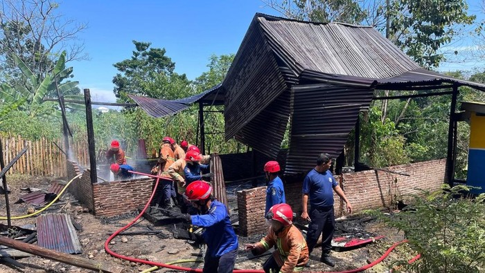 Damkar Parepare melakukan pemadaman kebakaran rumah yang sengaja dibakar oleh anak pemilik.