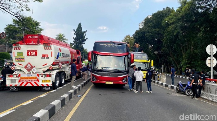 Bus menutup akses jalan menuju ke flyover Pasupati Bandung, Senin (21/7/2025). Aksi dilakukan usai demo di depan Gedung Sate.