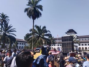 Aksi Demo Pekerja Pariwisata Jabar soal Study Tour Ditunda
