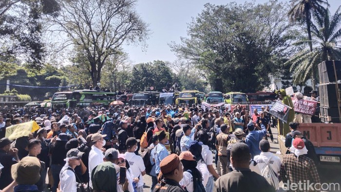 Demo pekerja pariwisata Jawa Barat. Mereka mendesak Gubernur Dedi Mulyadi untuk mencabut larangan study tour di Jabar.