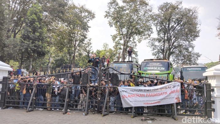 Pendemo tolak larangan study tour membisingkan Gedung Sate dengan klakso telolet, Senin (21/7/2025).