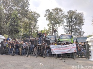 Jabar Hari Ini: Demo Pekerja Pariwisata Tuntut Cabut Larangan Study Tour