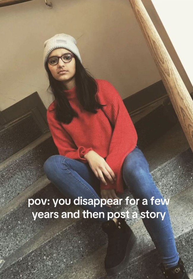 Video tersebut dibuka dengan potret Dina tahun 2019, duduk santai di tangga mengenakan kacamata, jeans longgar, turtleneck, dan beanie tampilan sederhana ala cewek sebelah rumah.  Foto: dok. TikTok @diinaxxy