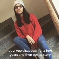 Video tersebut dibuka dengan potret Dina tahun 2019, duduk santai di tangga mengenakan kacamata, jeans longgar, turtleneck, dan beanie tampilan sederhana ala cewek sebelah rumah.  Foto: dok. TikTok @diinaxxy