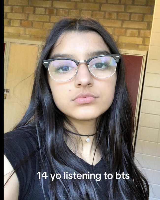 Namun, tak semua percaya. Sebagian mengira penampilan barunya itu hanyalah hasil manipulasi digital.  “Itu AI, guys,” tulis seorang netizen. Karena seperti ini penampilan Dina di masa lalu. Foto: dok. TikTok @diinaxxy