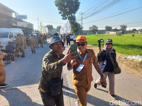 Dua kades nyentrik, Kades Blangu, Sragen, Danang Wijaya (berambut gimbal) dan Kades Purwasaba, Banjarnegara, Hoho Alkaf (bertato) di peluncuran Kopdes Merah putih di Desa Bentangan, Wonosari, Klaten, Senin (21/7/2025).
