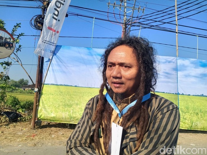 Dua kades nyentrik, Kades Blangu, Sragen, Danang Wijaya (berambut gimbal) dan Kades Purwasaba, Banjarnegara, Hoho Alkaf (bertato) di peluncuran Kopdes Merah putih di Desa Bentangan, Wonosari, Klaten, Senin (21/7/2025).