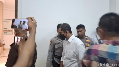 Eks Kapolres Ngada, Fajar Widyadharma Lukman Sumaatmaja, saat mengikuti sidang dengan agenda putusan sela di PN Kelas 1A Kupang, NTT, Senin (21/7/2025).