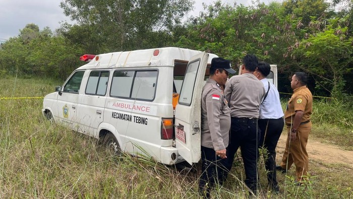 Evakuasi mayat wanita muda di samping SMAN 1 Karimun. (Dok Polres Karimun)