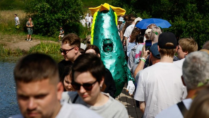 Festival di Rusia Ini Isinya Serba Timun Revellers take part in the Cucumber Day fest in Suzdal, Russia July 19, 2025. REUTERS/Yulia Morozova