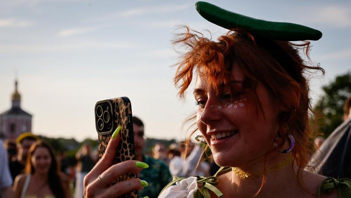 Festival di Rusia Ini Isinya Serba Timun Revellers take part in the Cucumber Day fest in Suzdal, Russia July 19, 2025.  REUTERS/Yulia Morozova
