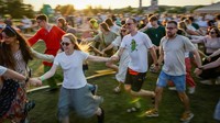Suasana festival semakin semarak dengan musik tradisional, permainan rakyat seperti “Cucumber Tetris” dan “Garden Volleyball”, serta kegiatan anak-anak seperti pertunjukan boneka dan lukis wajah timun. (REUTERS/Yulia Morozova)  