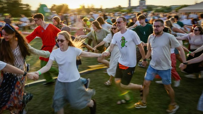 Festival di Rusia Ini Isinya Serba Timun Revellers take part in the Cucumber Day fest in Suzdal, Russia July 19, 2025.  REUTERS/Yulia Morozova