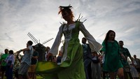 Rangkaian acara mencakup parade petani, kompetisi timun terbesar, lokakarya pembuatan jimat pickles, hingga demo masak hidangan timun seperti sup, kue, dan selai. (REUTERS/Yulia Morozova)  