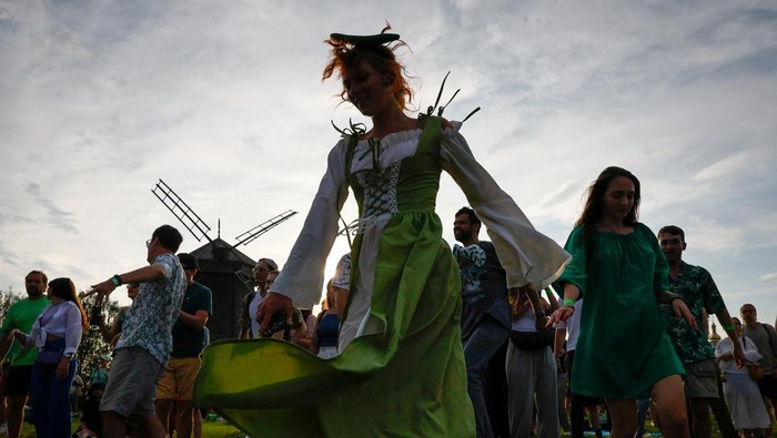Festival di Rusia Ini Isinya Serba Timun Revellers take part in the Cucumber Day fest in Suzdal, Russia July 19, 2025.  REUTERS/Yulia Morozova
