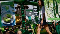 Pengunjung bersantai saat Cucumber Day di Suzdal, Rusia, Sabtu (19/7/2025). Festival ini dirayakan setiap tahun di Museum Arsitektur Kayu. (REUTERS/Yulia Morozova)    