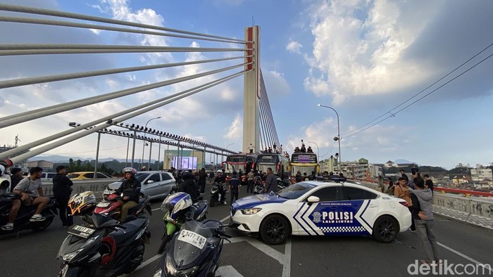 Flyover Pasupati ditutup pedemo.