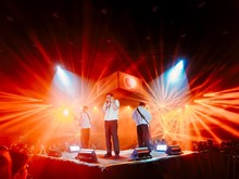 Konser Sang Derana for Revenge: Tangisan, Pelukan dan Musik yang Bikin Luluh Konser Sang Derana for Revenge: Tangisan, Pelukan dan Musik yang Bikin Luluh
