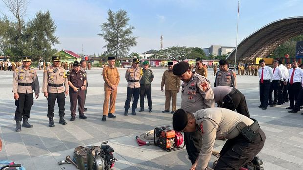 Forkopimda Dumai menggelar apel kesiapsiagaan karhutla untuk memastikan kesiapan personel dan peralatan.