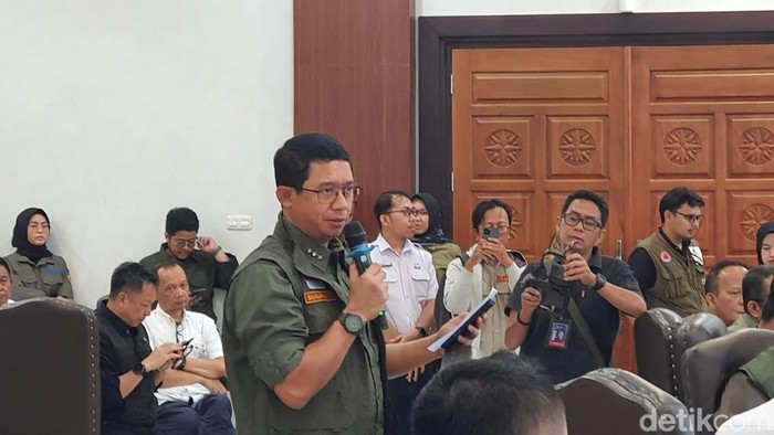 Foto: Kepala BNPB usai paparan di Lanud Roesmin Nurjadin dan jelang kunjungan ke Rohil (Raja Adil Siregar/detikSumut)