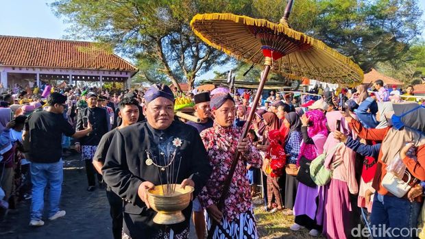 Gelar Merti Jaladri, nelayan Jatimalang Purworejo larung tumpeng hasil bumi, Senin (21/7/2025) sore.