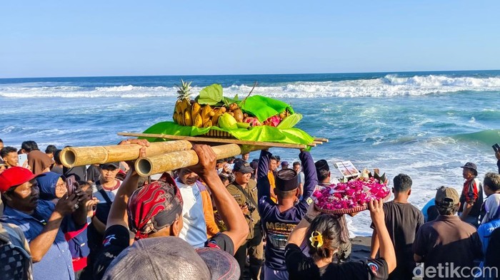 Gelar Merti Jaladri, nelayan Jatimalang Purworejo larung tumpeng hasil bumi, Senin (21/7/2025) sore.
