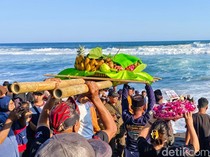 Nelayan Jatimalang Purworejo Gelar Merti Jaladri, Larung Tumpeng Hasil Bumi