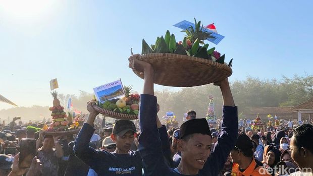 Gelar Merti Jaladri, nelayan Jatimalang Purworejo larung tumpeng hasil bumi, Senin (21/7/2025) sore.