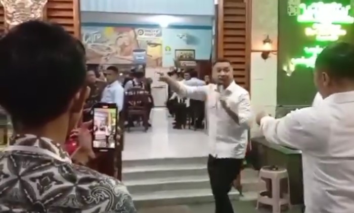 Giring Wakil Menteri Kebudayaan Giring Wakil Menteri Kebudayaan nyanyi di Warung Bakmi Jowo Bu Citro Solo