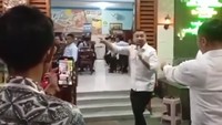 Pada momen tersebut, Giring Ganesha, selaku Wakil Menteri Kebudayaan turut bernyanyi di warung Bakmi Bu Citro Solo. Ia membawakan lagu Nidji berjudul Hapus Aku dan Biarlah. Foto: Instagram/@bakmi.jawa.bucitro1solo