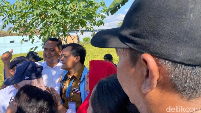 Gubernur Jateng, Ahmad Luthfi bagi-bagi es teh kepada para warga di kawasan Kantor Koperasi Desa Merah Putih (KDMP) Bentangan, Kecamatan Wonosari, Kabupaten Klaten, Senin (21/7/2025).