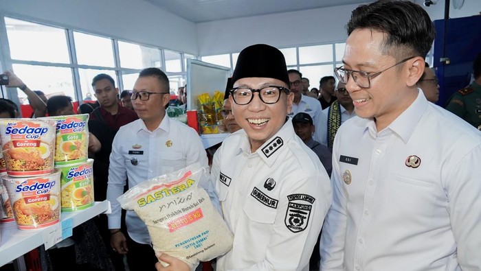 Gubernur Lampung, Rahmat Mirzani Djausal bersama Bupati Lampung Selatan, Radityo Egi Pratama