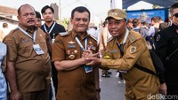 Gubernur Jawa Tengah, Ahmad Luthfi tiba di lokasi peluncuran Koperasi Desa Merah Putih di Desa Bentangan, Wonosari, Klaten, Senin (21/7/2025). Tiba di lokasi, Luthfi langsung menyapa ribuan kades yang datang.