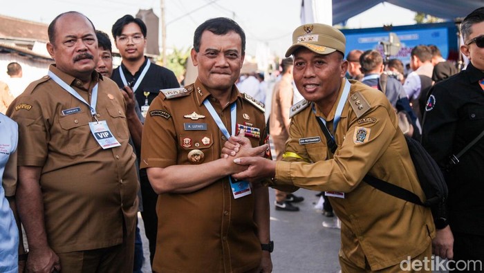 Gubernur Jawa Tengah, Ahmad Luthfi tiba di lokasi peluncuran Koperasi Desa Merah Putih di Desa Bentangan, Wonosari, Klaten, Senin (21/7/2025). Tiba di lokasi, Luthfi langsung menyapa ribuan kades yang datang.