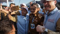 Pantauan detikJateng, kedatangan Luthfi disambut meriah oleh para Kades yang telah hadir. Mereka juga meminta foto bersama dengan Luthfi.