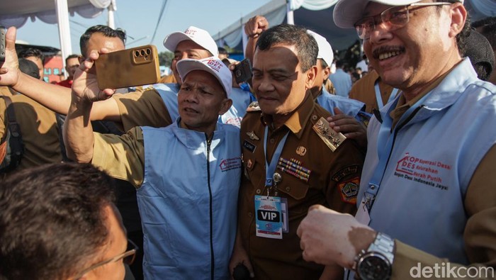 Gubernur Jawa Tengah, Ahmad Luthfi tiba di lokasi peluncuran Koperasi Desa Merah Putih di Desa Bentangan, Wonosari, Klaten, Senin (21/7/2025). Tiba di lokasi, Luthfi langsung menyapa ribuan kades yang datang.