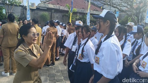 Guru dari SLB Negeri 2 Denpasar saat berkomunikasi dengan para siswa saat kegiatan MPLS pada Senin (21/7/2025).