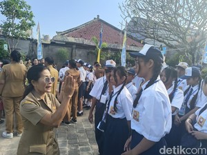 Antusias Siswa Baru SLB Denpasar saat MPLS di Lapangan